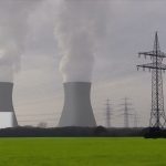 Standbild aus dem Video „Energiegewinnung“ mit Kraftwerk und Strommast