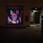 Beleuchtete Installation „Das Schimmern der Bruchstelle“ in einem Schaufenster bei Nacht