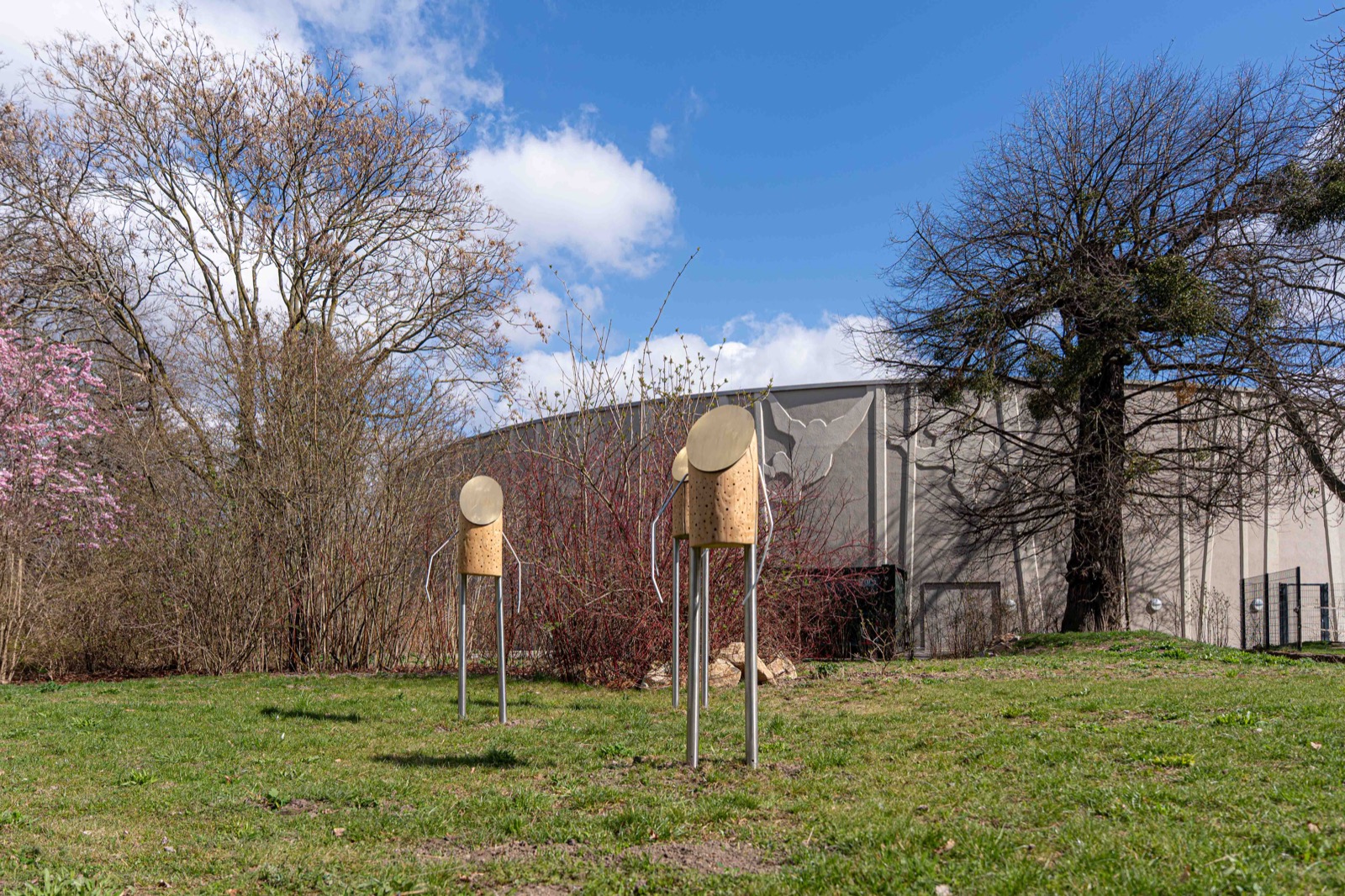 Wandler im Sonnenlicht – Ansicht der realisierten Arbeit 1